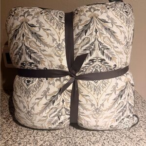 Set of 2- Decorative throw pillows